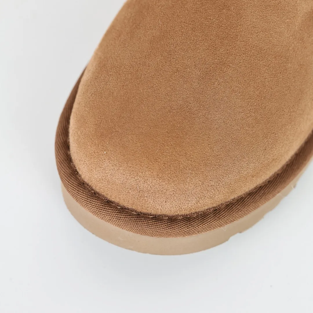 Pick up locally 💰540 The core recommendation is good price UGG basic Bailey twist style Xiaohongshu hot style Henan Longfeng leather production Sheepskin integrated top quality in the market 2-3 cm cashmere insole to keep warm in winter and a very suitable choice for home use UUG has launched a style series in the new year, which is partially geared towards the preferences of young consumers and has also moved to the forefront of fashion trends. Shoe body material Water-repellent coated suede upper 17mm UGGPURE™ implanted wool insole Lightweight non-slip comfortable rubber outsole With brand LOGO Trademark Comes with full packaging Size: 35 36 37 38 39 40